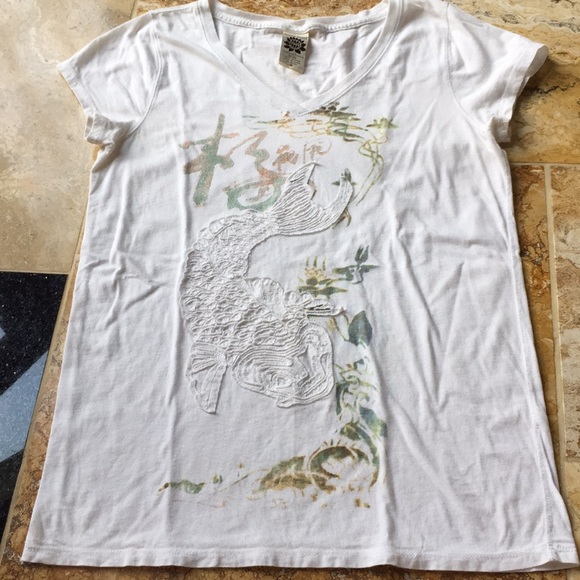 Lucky Brand Tops - Lucky Brand VNeck/Fish appliqué/short/cap sleeves